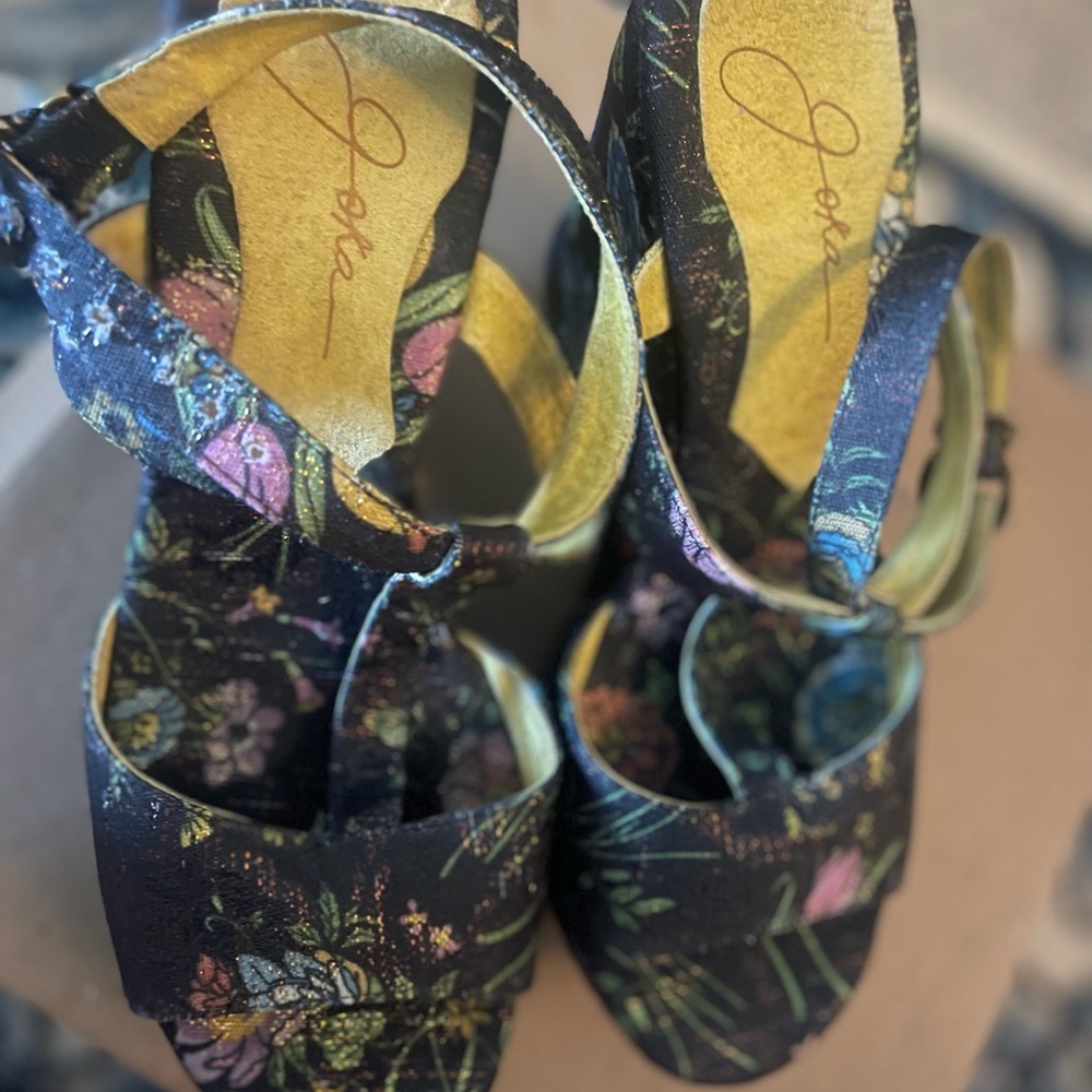 Floral Wedge Platform Sandals - Picture 4 of 5